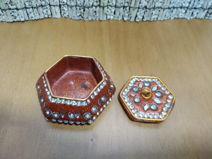 Pó de kumkum 10g com potinho indiano artesanal laranja para guardar