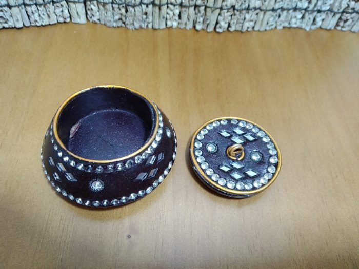 Pó de kumkum 10g com potinho indiano artesanal para guardar