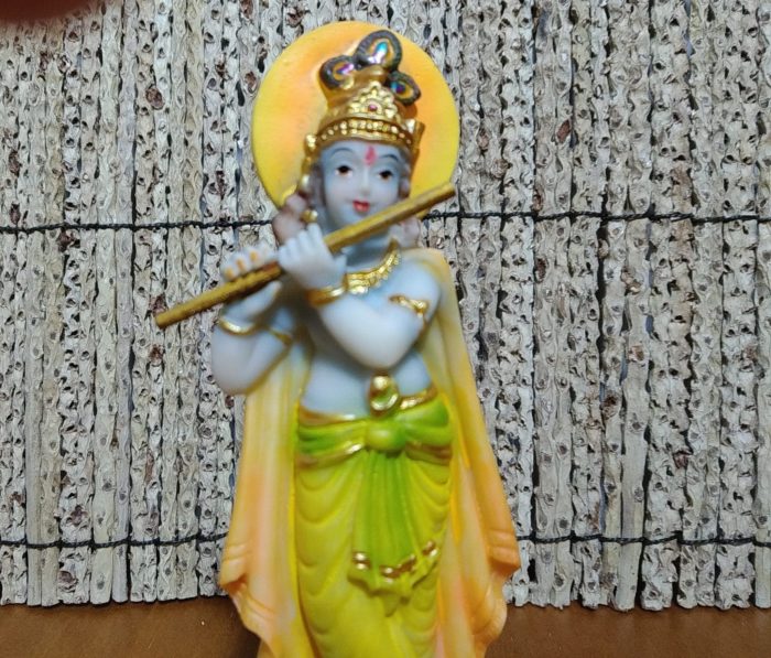 Estátua indiana de Krishna azul tocando flauta em resina pintada
