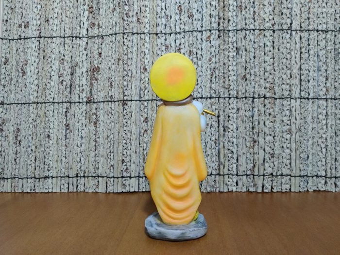 Estátua indiana de Krishna azul tocando flauta em resina pintada