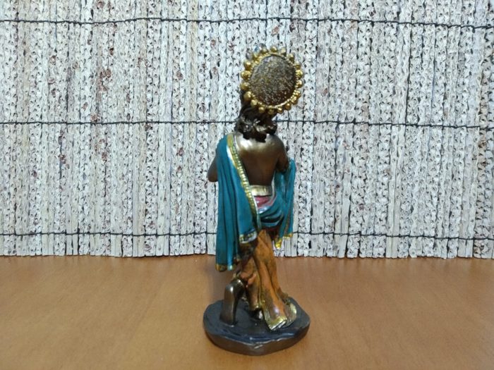Estátua indiana de Krishna tocando flauta em resina pintada