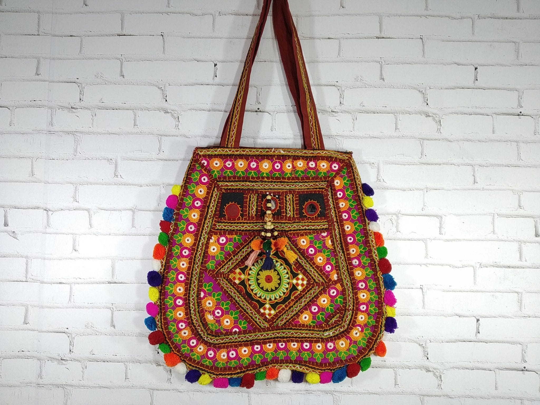 bolsa indiana patchwork com pompons