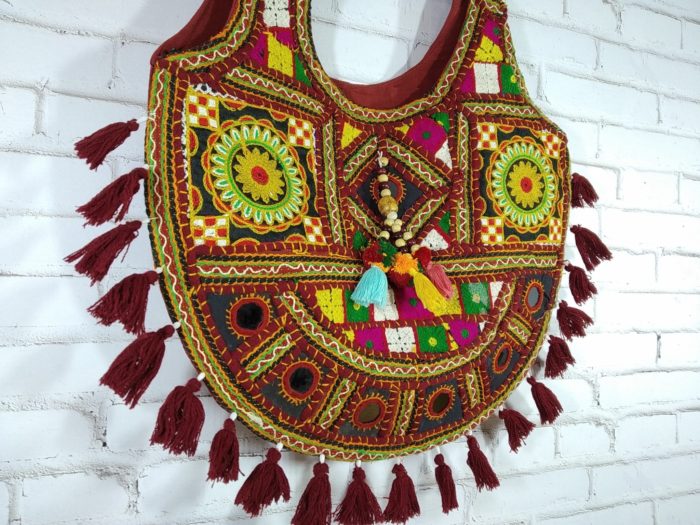 Bolsa indiana Banjara toda bordada com tassel e berloque no centro
