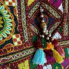 Bolsa indiana Banjara toda bordada com tassel e berloque no centro