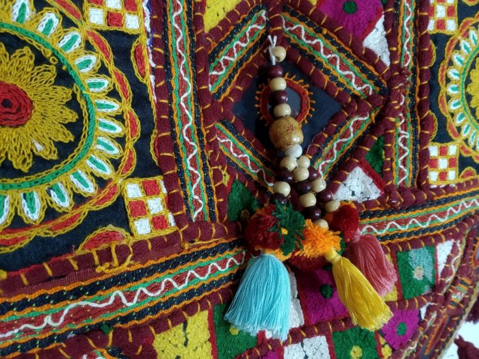 Bolsa indiana Banjara toda bordada com tassel e berloque no centro
