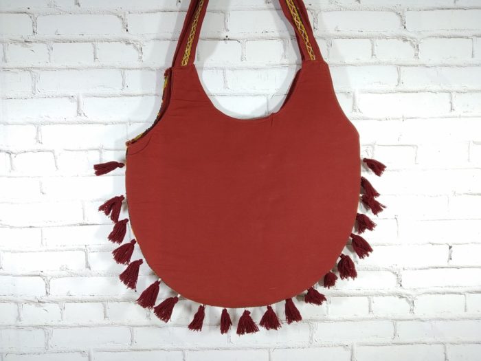 Bolsa indiana Banjara toda bordada com tassel e berloque no centro