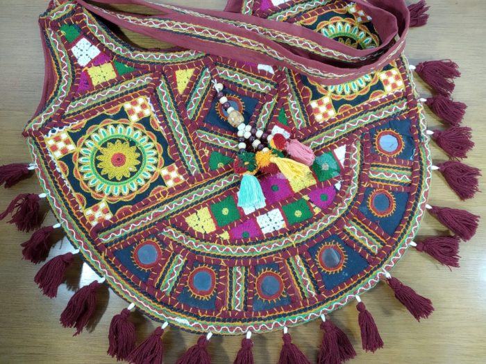 Bolsa indiana Banjara toda bordada com tassel e berloque no centro
