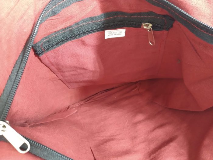 Bolsa indiana Banjara toda bordada com tassel e berloque no centro