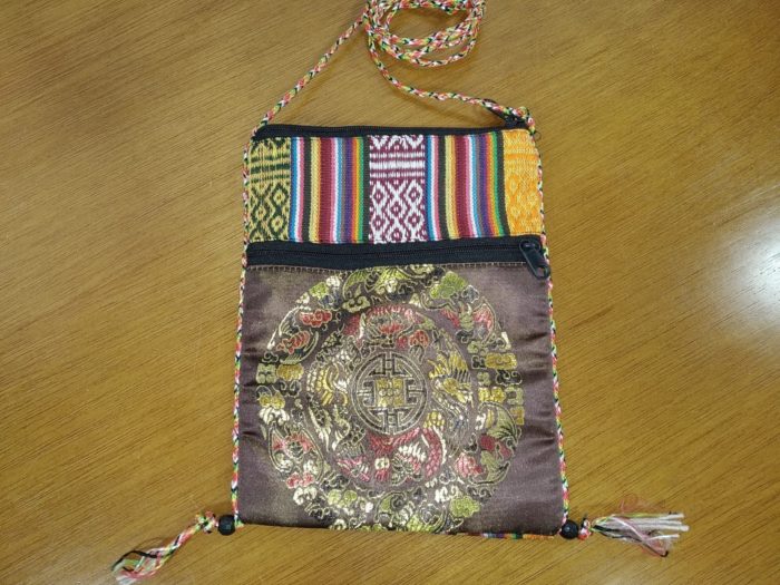 Bolsinha indiana de tecido com alça estampa mandala marrom