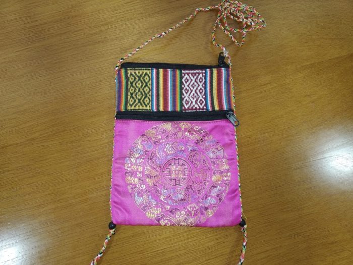 Bolsinha indiana de tecido com alça estampa mandala pink