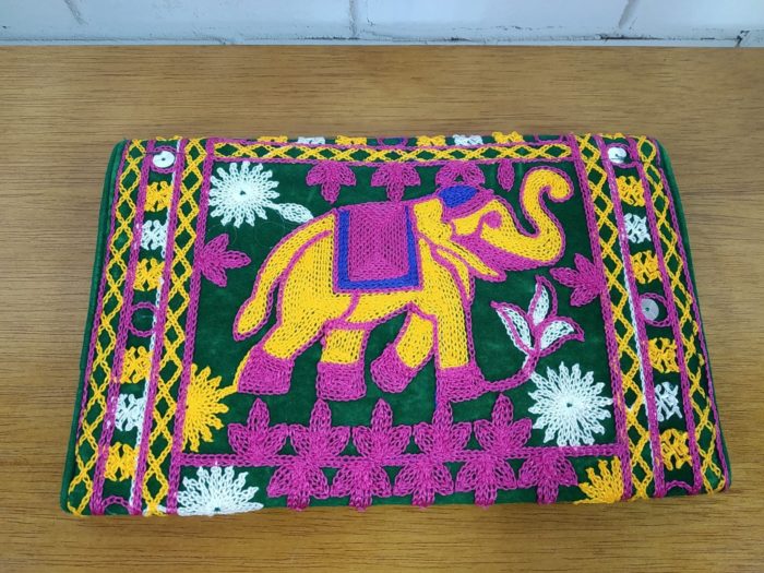 Bolsa indiana clutch de veludo verde toda bordada estampa elefante