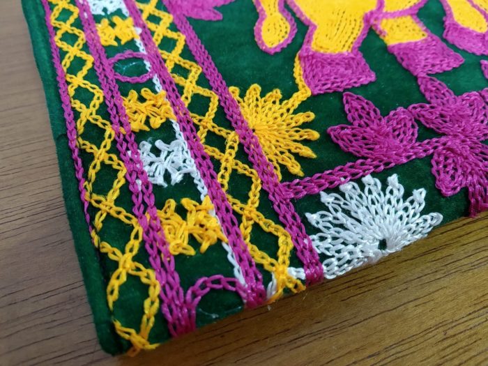 Bolsa indiana clutch de veludo verde toda bordada estampa elefante