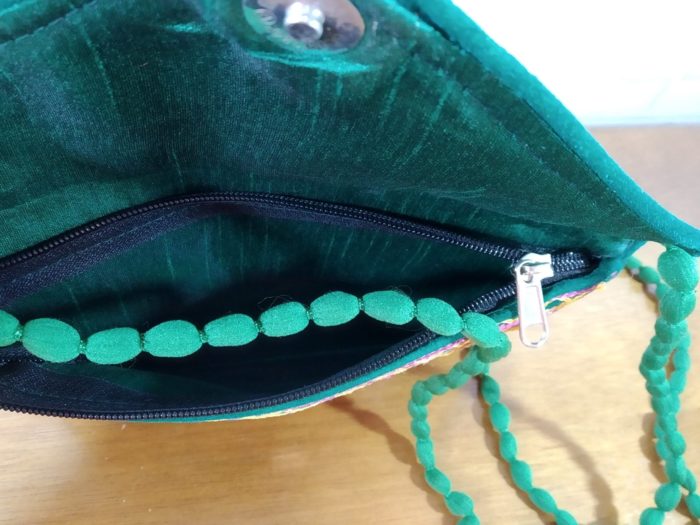 Bolsa indiana clutch de veludo verde toda bordada estampa elefante