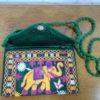 Bolsa indiana clutch de veludo verde toda bordada estampa elefante