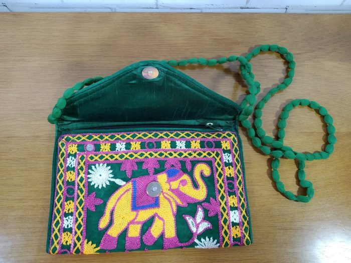Bolsa indiana clutch de veludo verde toda bordada estampa elefante