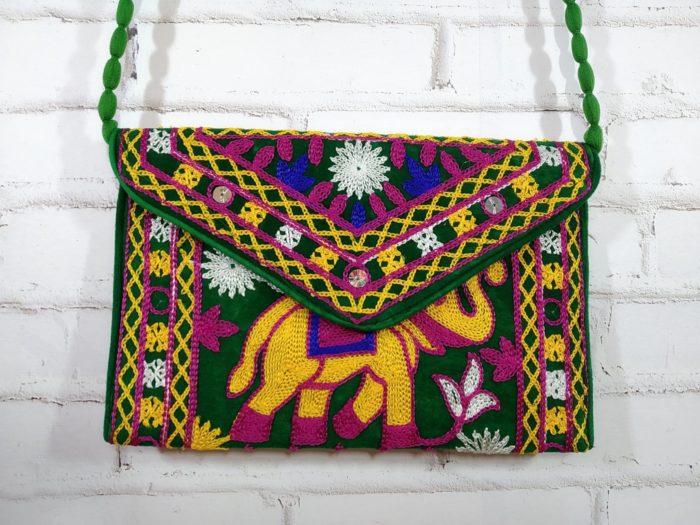 Bolsa indiana clutch de veludo verde toda bordada estampa elefante