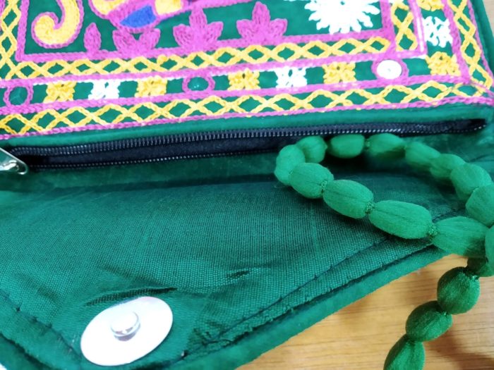 Bolsa indiana clutch de veludo verde toda bordada estampa elefante