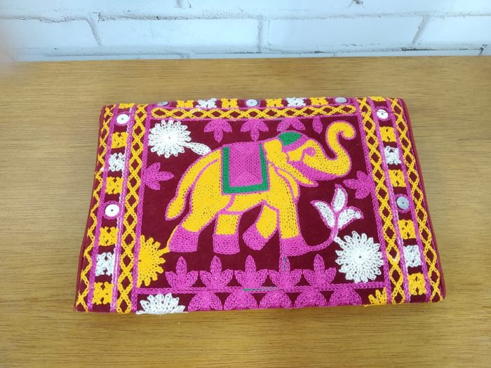 Bolsa indiana clutch de veludo vinho toda bordada estampa elefante