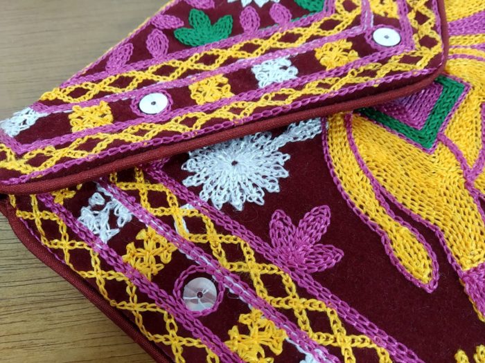 Bolsa indiana clutch de veludo vinho toda bordada estampa elefante