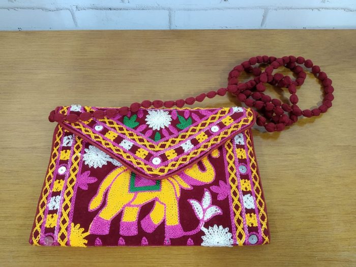 Bolsa indiana clutch de veludo vinho toda bordada estampa elefante