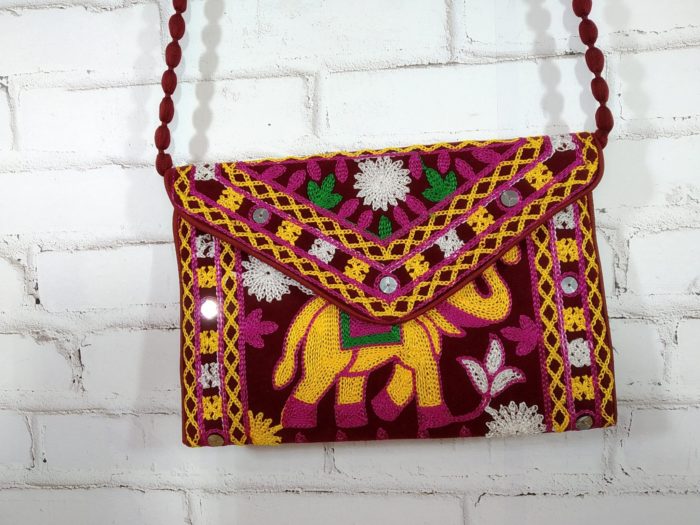 Bolsa indiana clutch de veludo vinho toda bordada estampa elefante