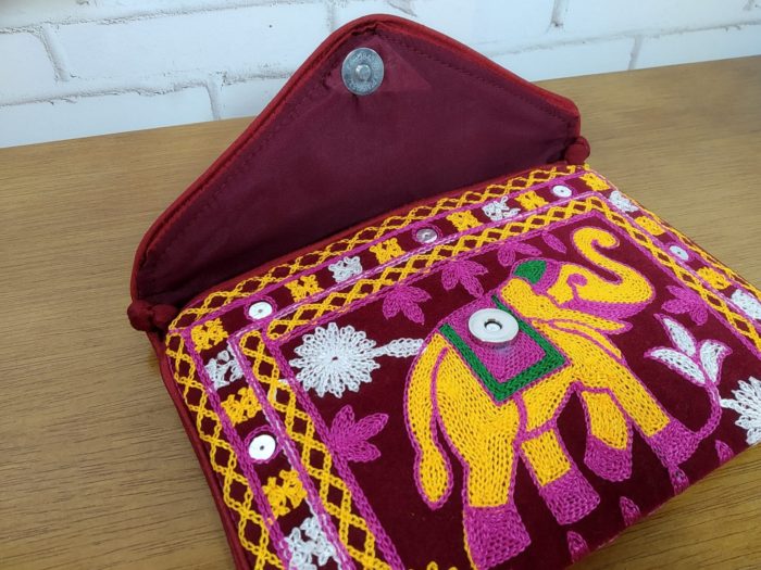 Bolsa indiana clutch de veludo vinho toda bordada estampa elefante