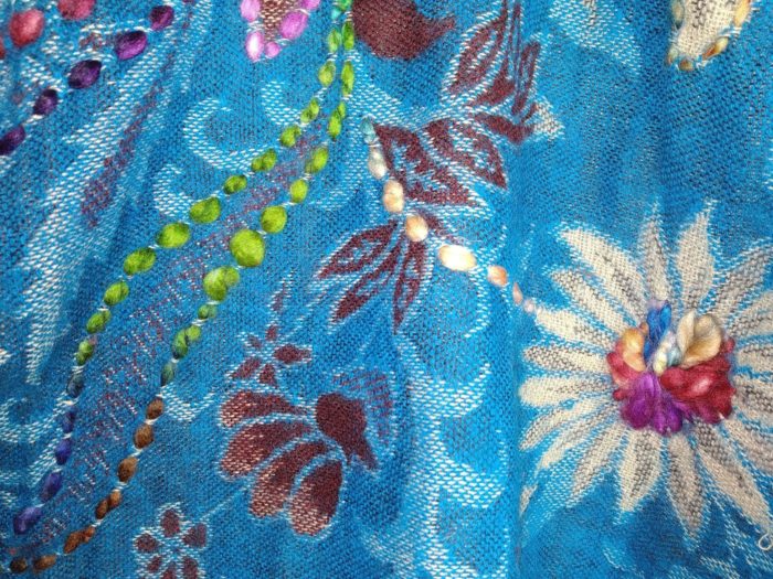 Manta de lã indiana bordada a mão dupla face floral azul e color