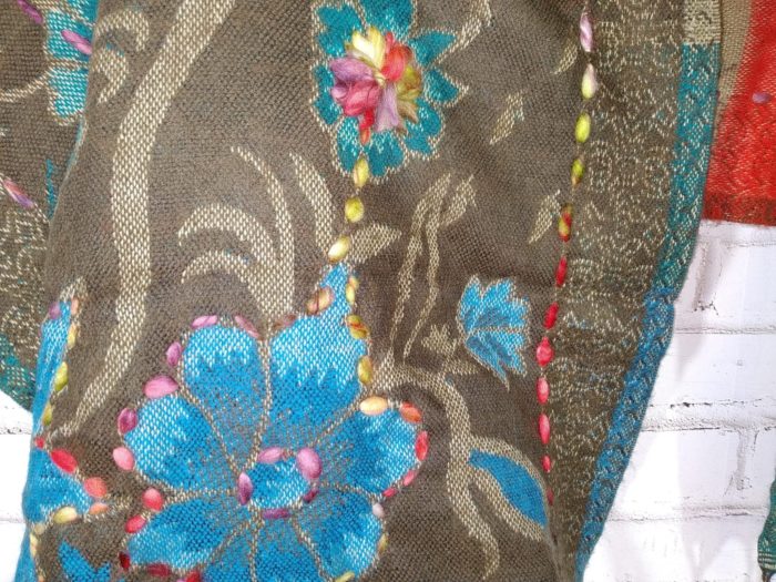 Manta de lã indiana bordada a mão dupla face floral marrom e color