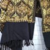 Xale indiano de lã 100% com bordado estilo Kashmir floral preto e dourado