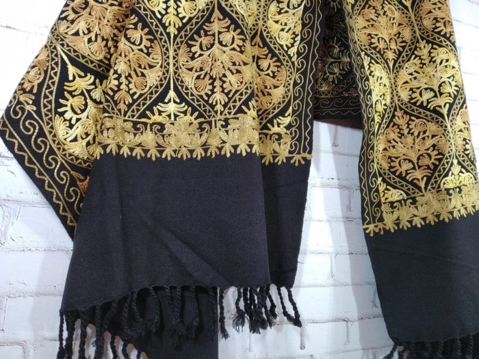 Xale indiano de lã 100% com bordado estilo Kashmir floral preto e dourado