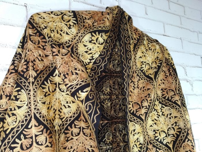 Xale indiano de lã 100% com bordado estilo Kashmir floral preto e dourado