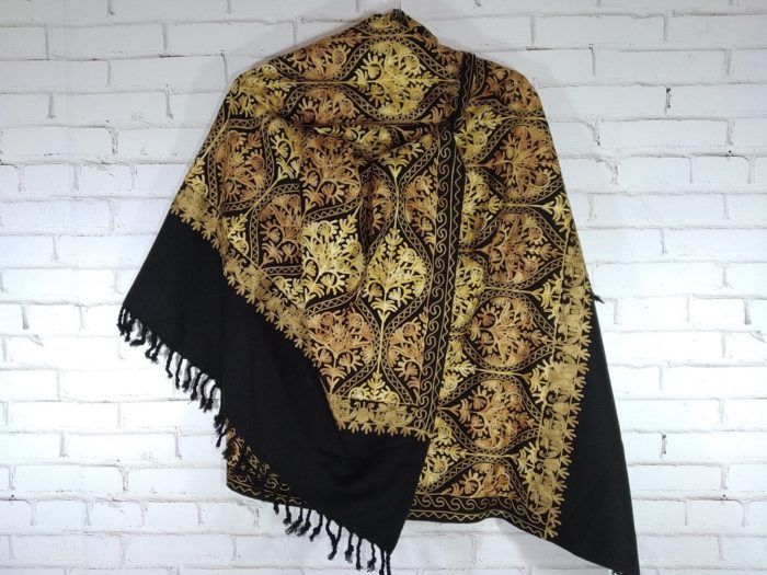 Xale indiano de lã 100% com bordado estilo Kashmir floral preto e dourado