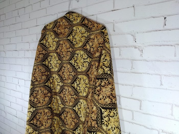 Xale indiano de lã 100% com bordado estilo Kashmir floral preto e dourado