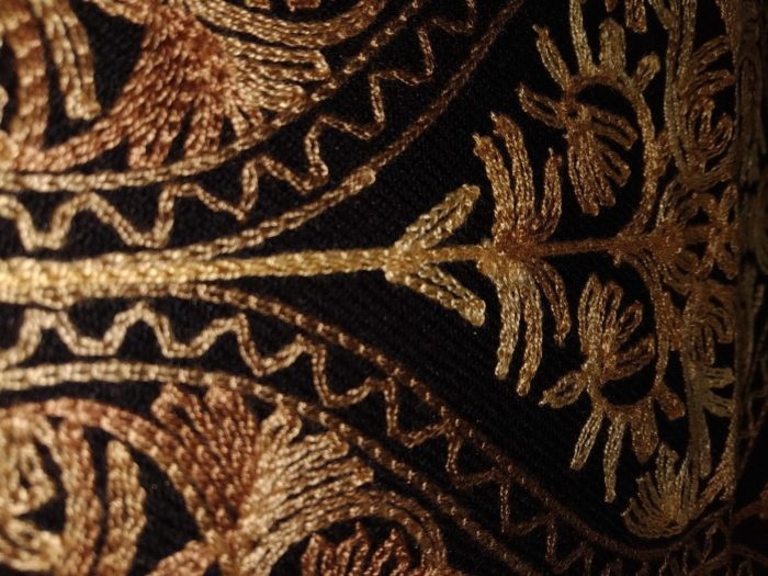 Xale indiano de lã 100% com bordado estilo Kashmir floral preto e dourado