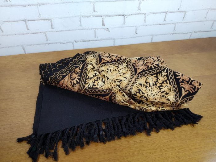 Xale indiano de lã 100% com bordado estilo Kashmir floral preto e dourado