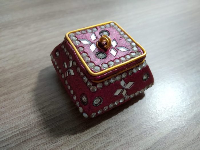 Potinho indiano rosa artesanal para guardar kumkum