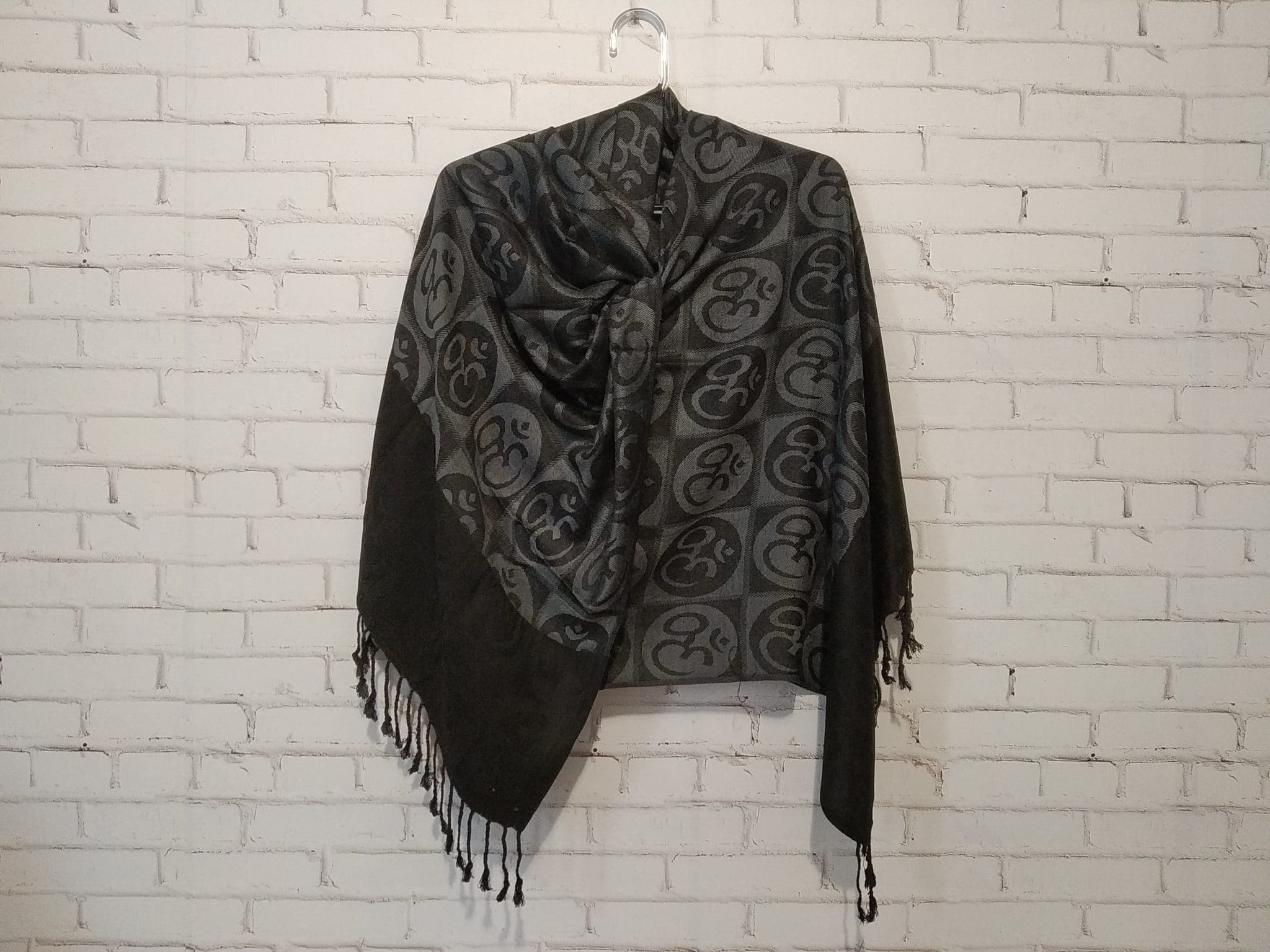 lenço indiano de OM preto e cinza