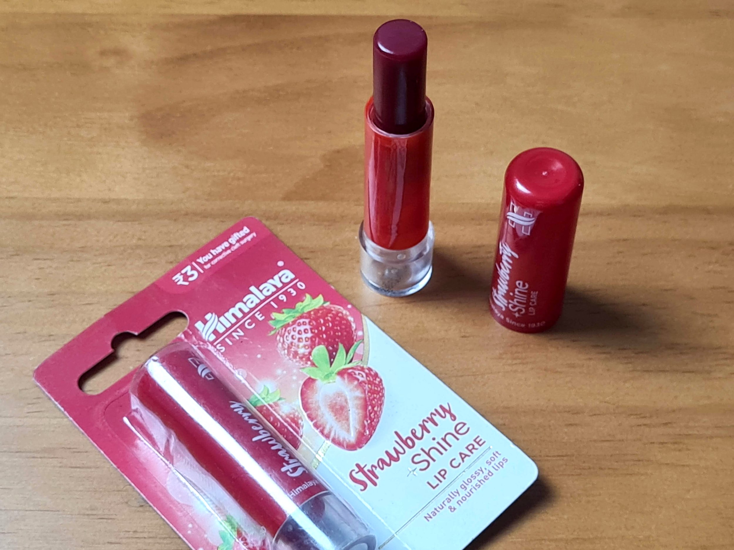 Protetor labial natural de morango da Himalaya Herbals