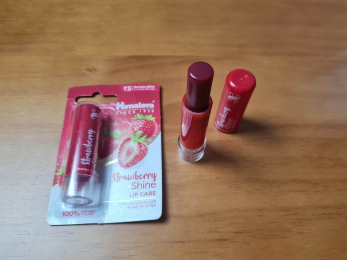 Protetor labial natural de morango da Himalaya Herbals