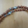 Japamala de sementes de Rudraksha 8mm com os 7 chakras com berloques prateados