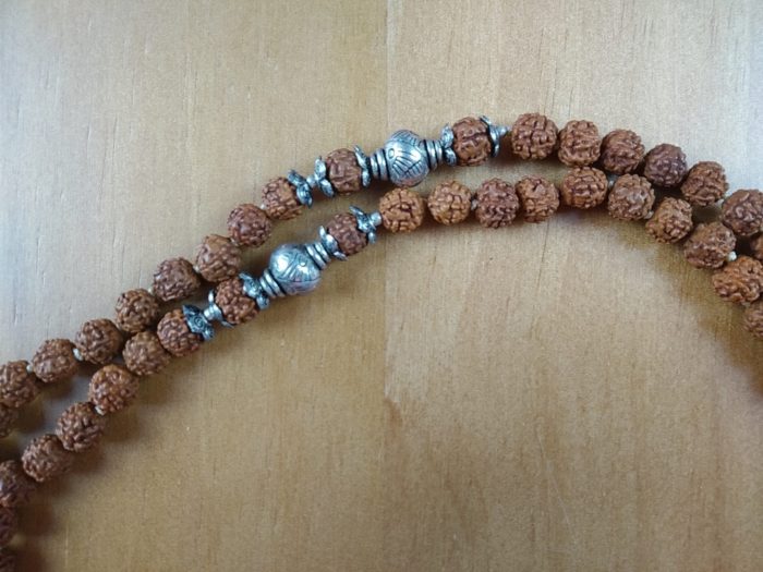 Japamala de sementes de Rudraksha 8mm com os 7 chakras com berloques prateados