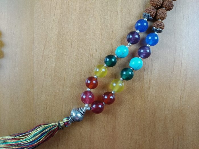 Japamala de sementes de Rudraksha 8mm com os 7 chakras com berloques prateados