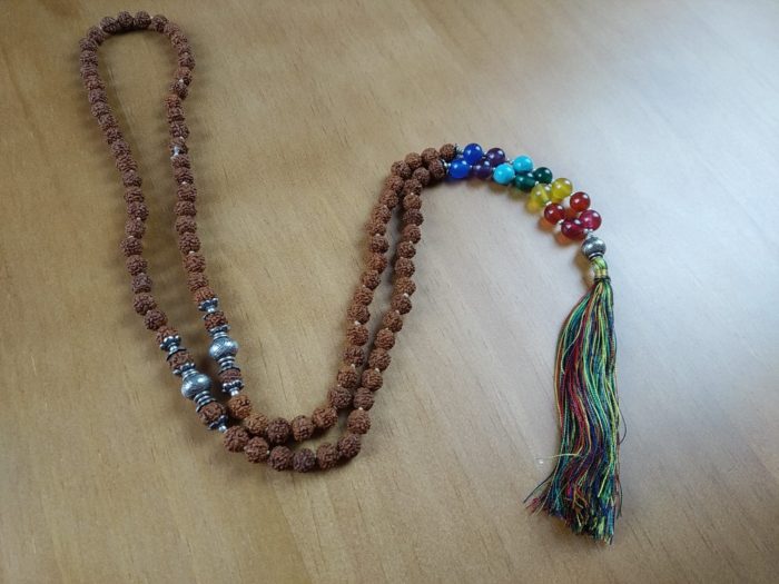 Japamala de sementes de Rudraksha 8mm com os 7 chakras com berloques prateados