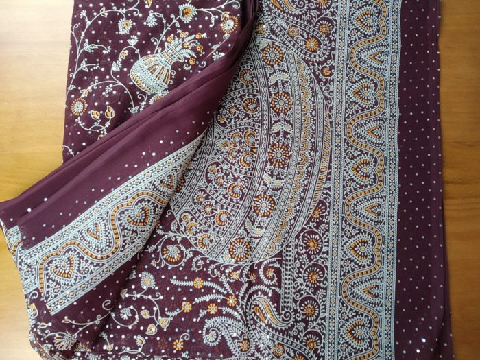 Sari indiano de crepe de seda com pontos de luz marrom