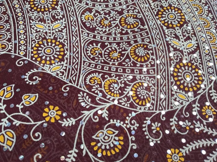 Sari indiano de crepe de seda com pontos de luz marrom