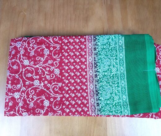 Sari indiano tie dye floral com brilhos vermelho escuro e verde