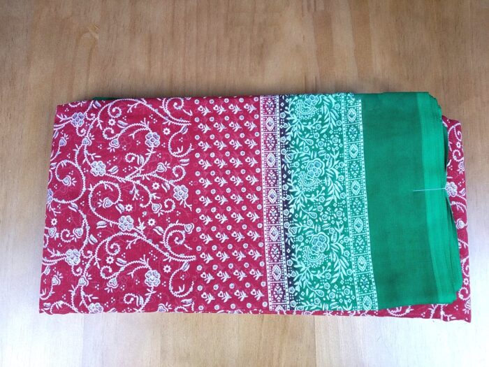 Sari indiano tie dye floral com brilhos vermelho escuro e verde