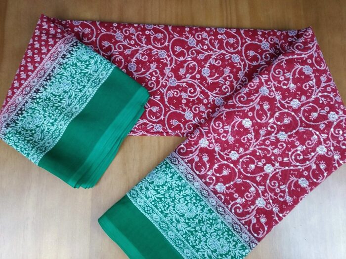 Sari indiano tie dye floral com brilhos vermelho escuro e verde