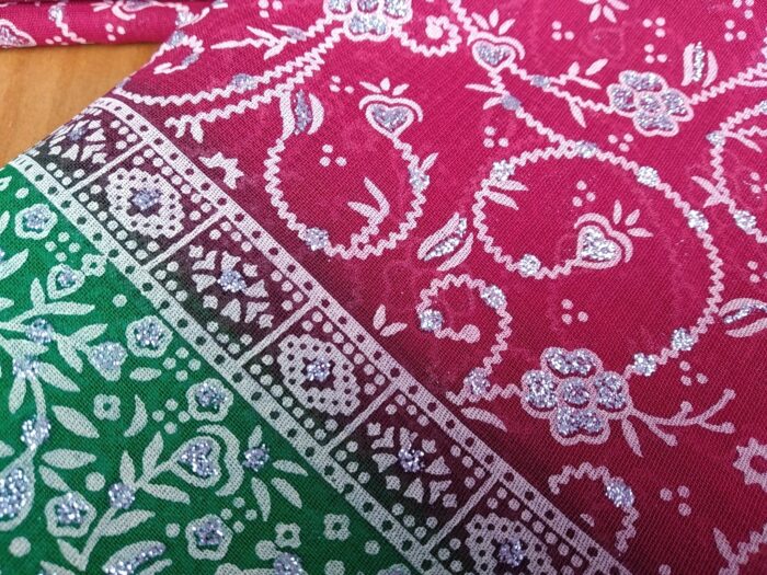 Sari indiano tie dye floral com brilhos vermelho escuro e verde