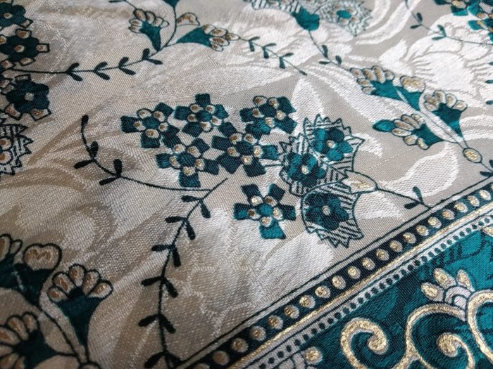 Sari indiano de seda adamascada estampa de arabescos tons pérola e verde